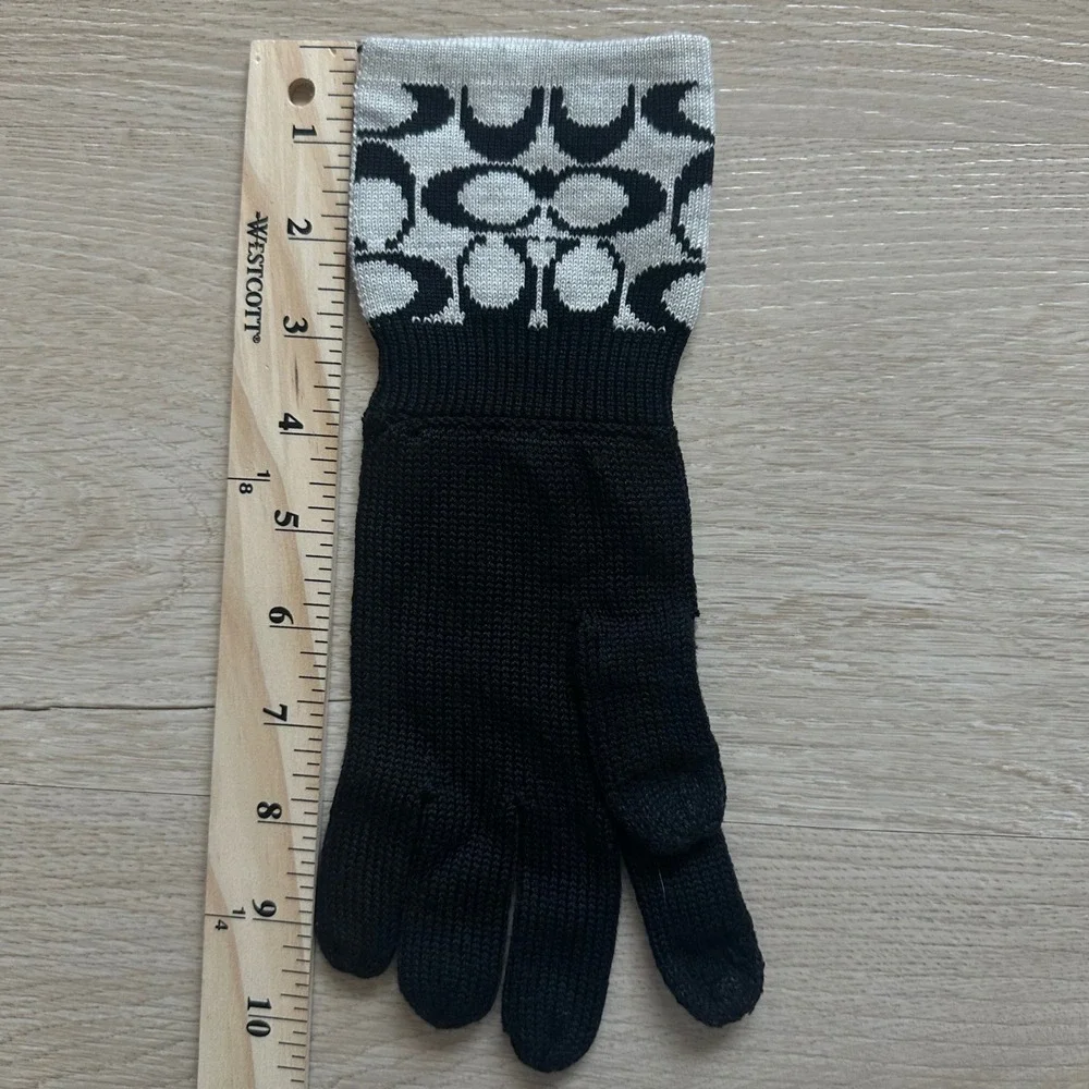 COACH 100% Merino Wool Signature Knit Touch Gloves F86026 Black Pale Gray